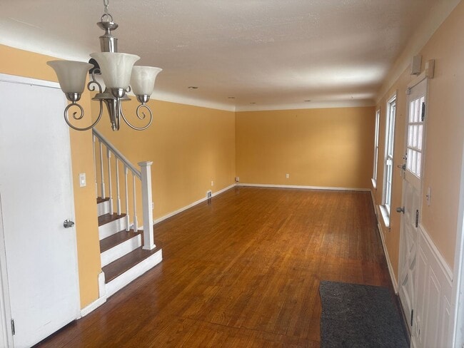 Foto del edificio - Renovated large home located in Beachwood