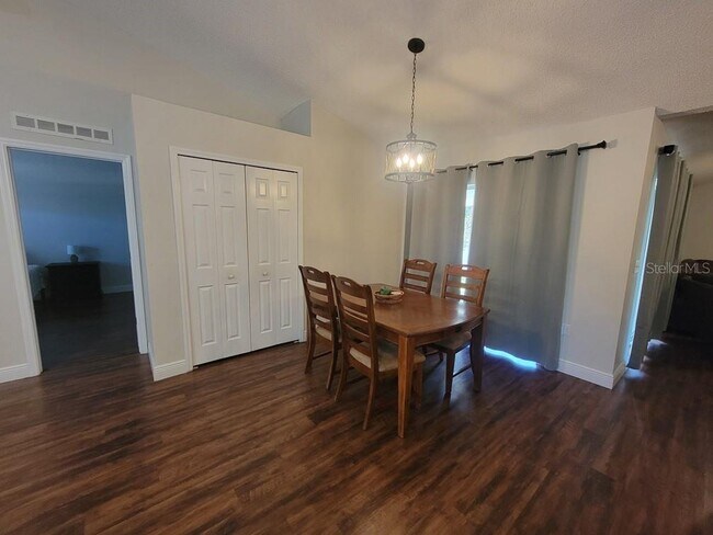 Foto del edificio - 6371 Shadydale Ave