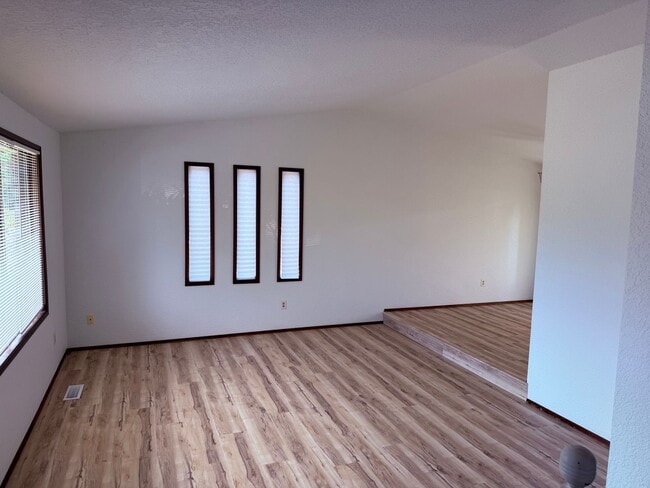Building Photo - Large 3 BR 2.5 Bath Fenced Yard New Carpet...