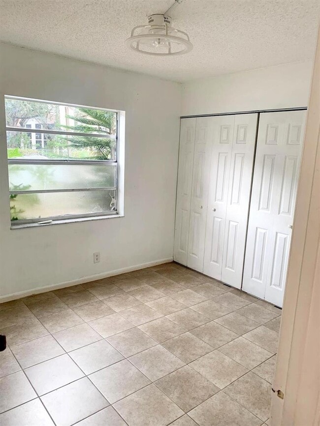 Building Photo - 10234 Twin Lakes Dr