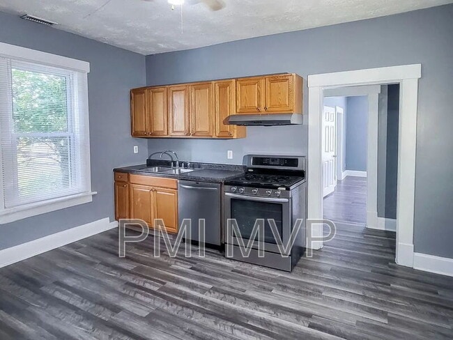 Building Photo - 2564 Deming Ave