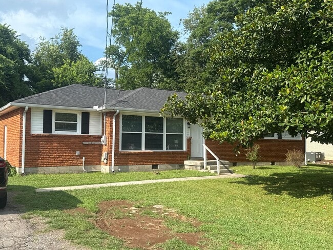 Awesome 4 or 5 Bedroom with 1.5 bath - Awesome 4 or 5 Bedroom with 1.5 bath House