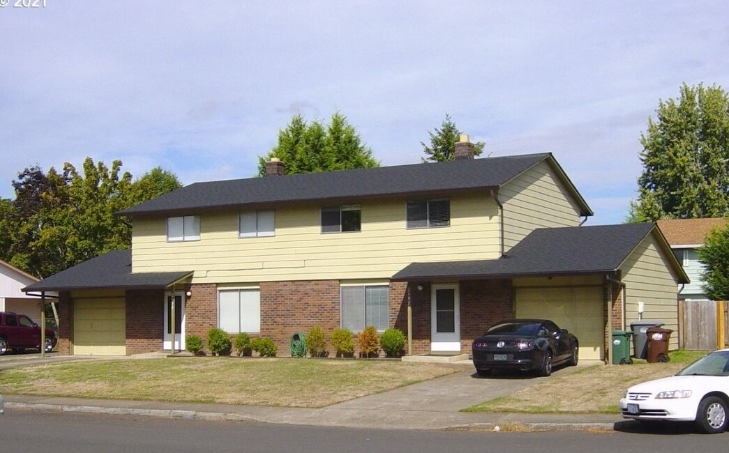 Building Photo - 2197 NE Barberry Ct
