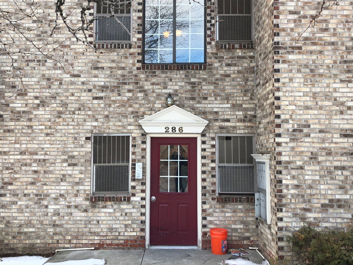 286 E Thirteen Mile Rd, Madison Heights, MI 48071 Condo for Rent in Madison Heights, MI