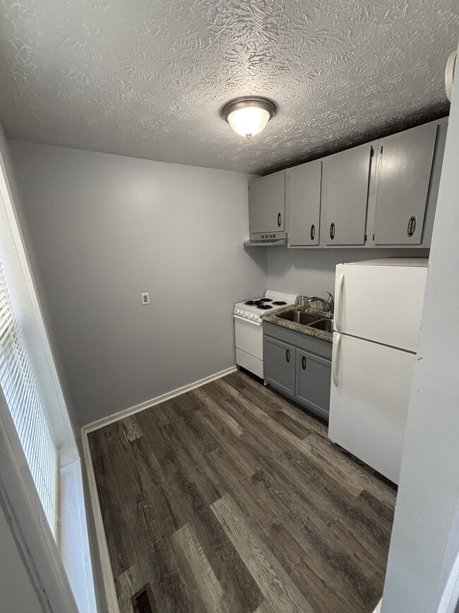 Building Photo - 123 Montmullin St