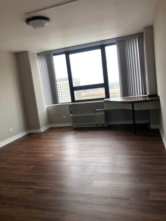 Master bedroom - 1250 S Michigan Ave