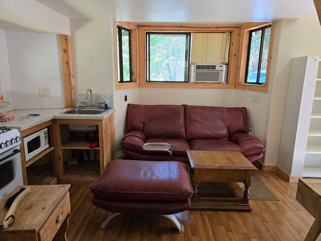 Building Photo - Tiny Home Available off Lime Kiln Rd Close...