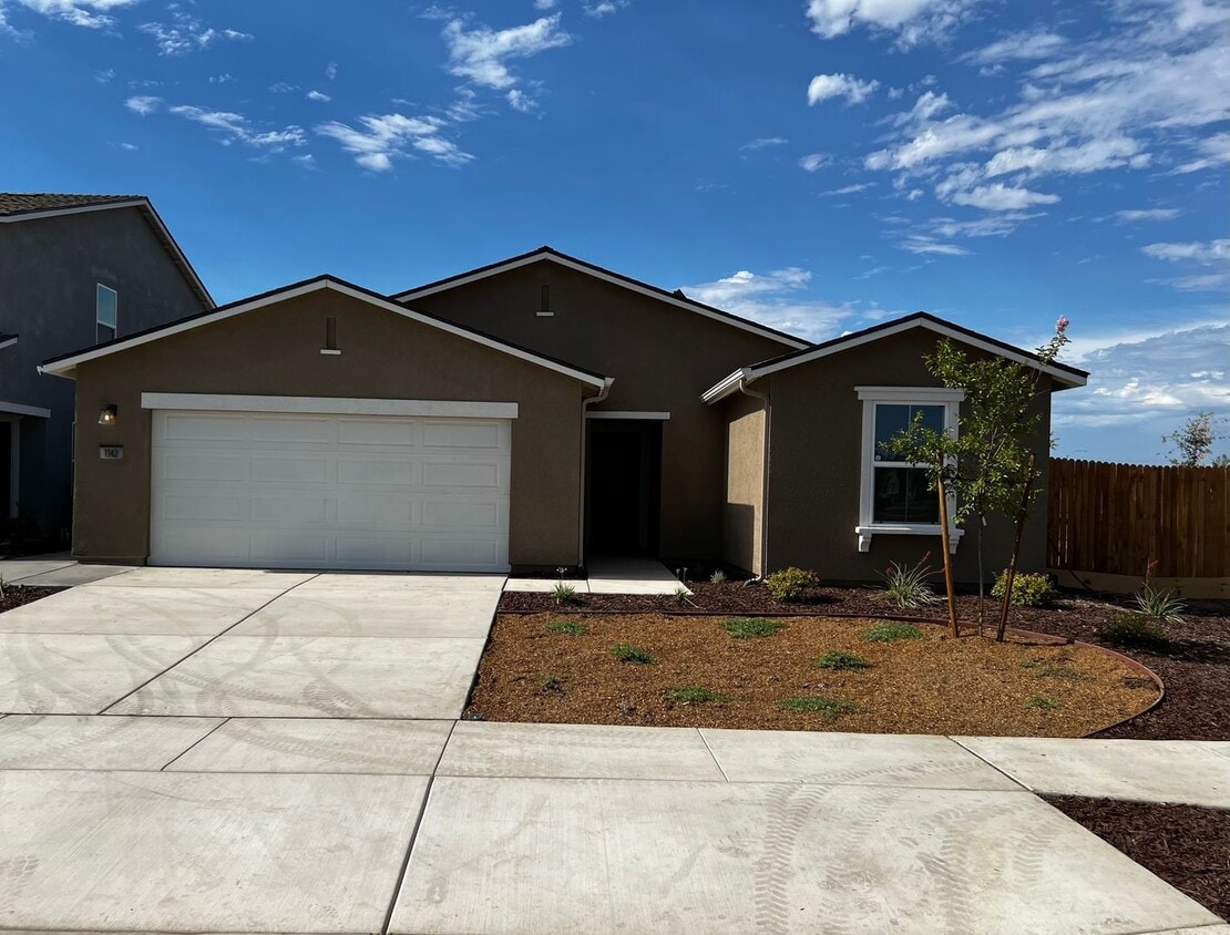 Primary Photo - Beautiful new home with solar for rent in ...