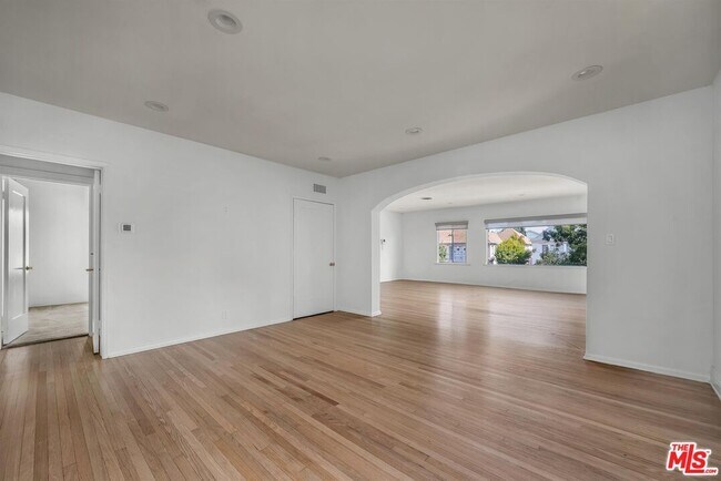 Foto del edificio - 157 S Elm Dr