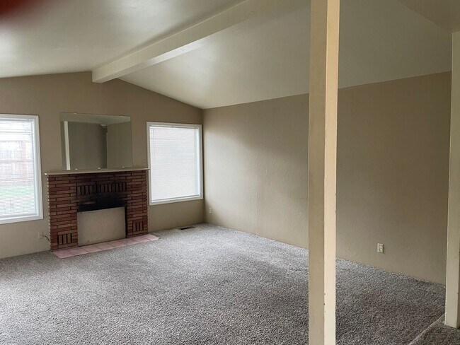 Foto del edificio - Nice 3 Bedroom 1.5 Bathroom Home w/Large fully Fenced Back Yard