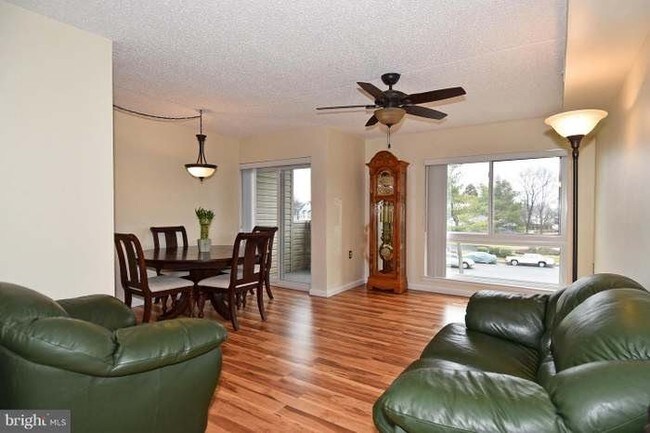 Foto del edificio - 5804 Village Green Dr