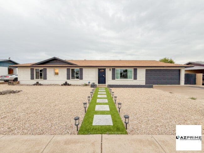 Building Photo - Beautiful 4/2 Phoenix House!