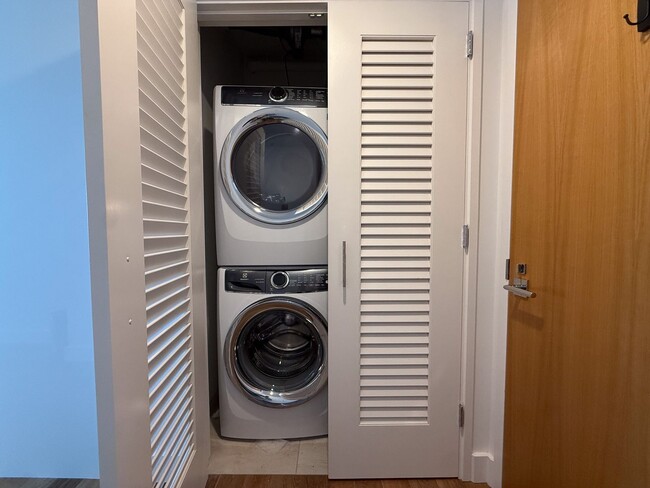 Building Photo - High-Floor 2BR Corner Unit with Expansive Views & 2 Parking at Azure Ala Moana