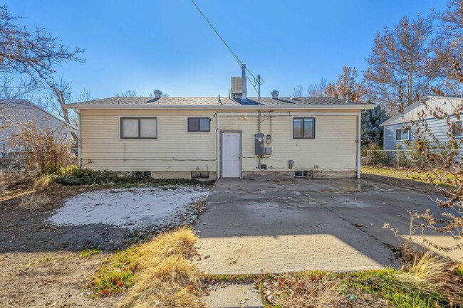 Building Photo - Affordable 5-Bedroom, 2-Bath House – Prime...