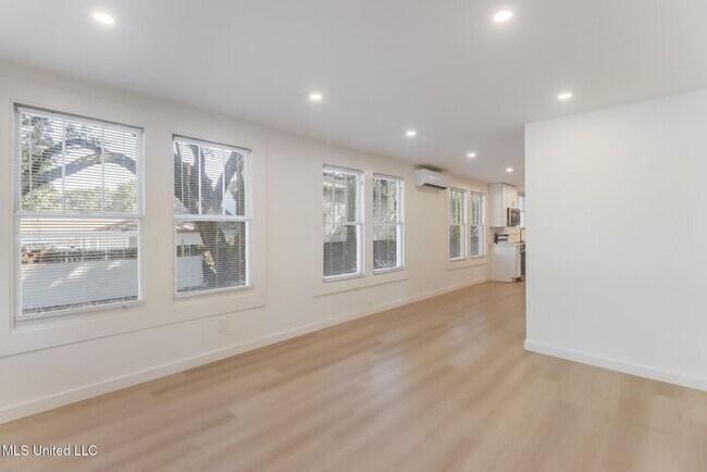 Foto del edificio - 270 McDonnell Ave