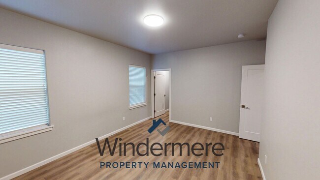 Building Photo - woodlawn705/707