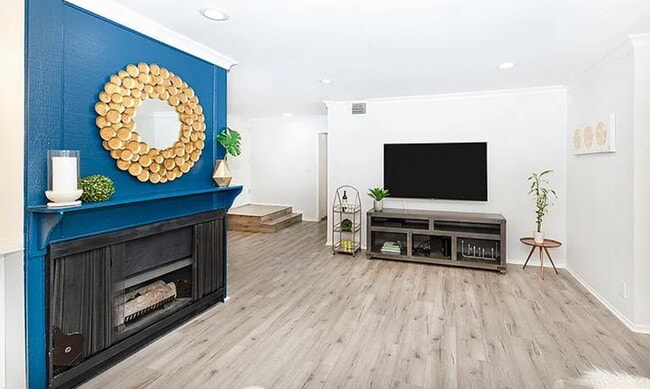 Building Photo - "Chic Pasadena Retreat: 1-Bedroom Gem with...