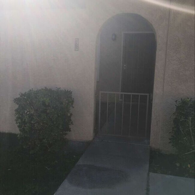 Building Photo - 852 N. Stapley Dr. - Move In Ready Unit In...
