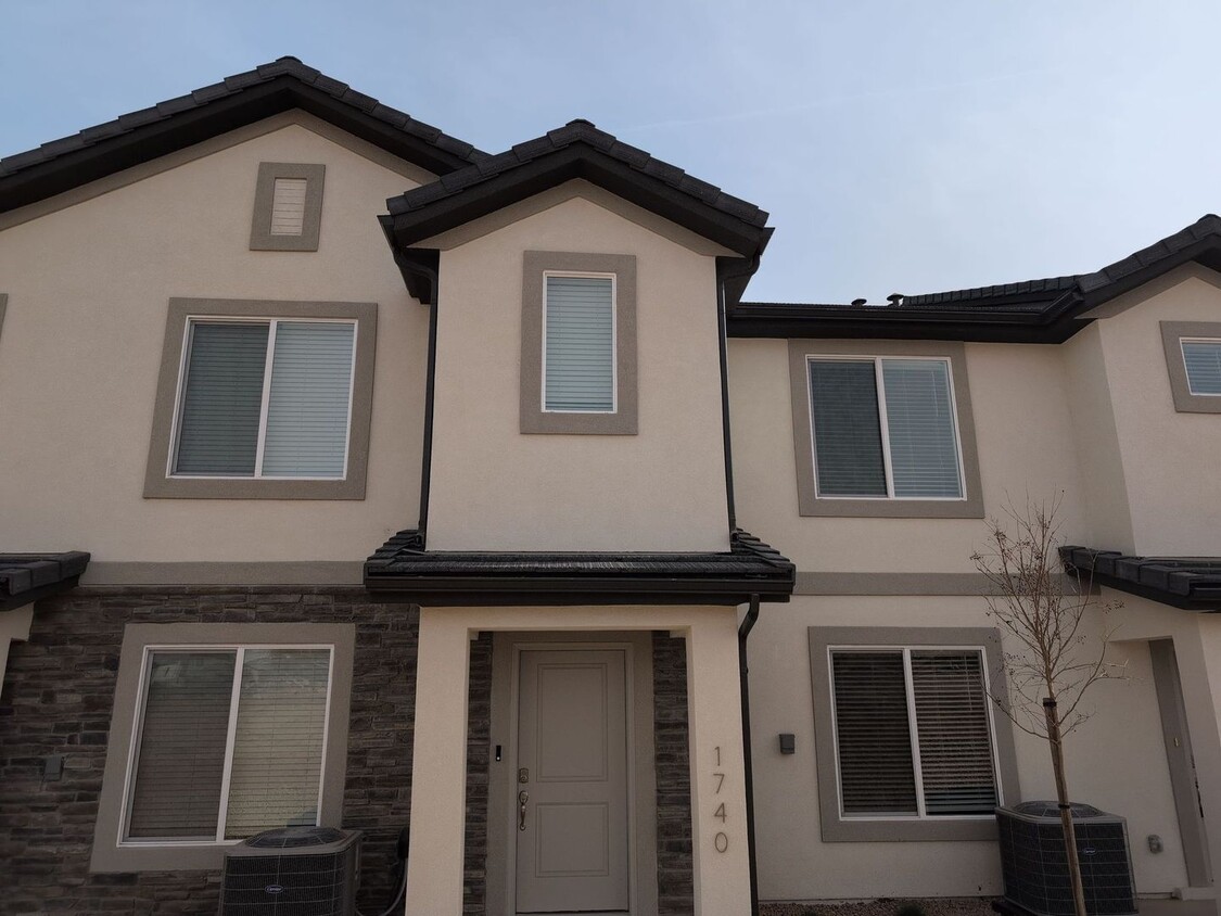 Foto principal - NEW 3 Bedroom 2 Bathroom Townhome in Long ...