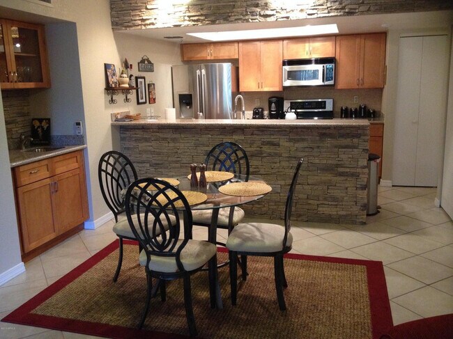 Foto del edificio - 7777 E Main St