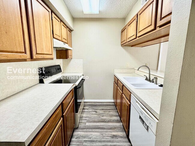 Foto del edificio - 3 Bed, 2 Bath Townhome with Fenced Yard & Garage / Pet-Friendly / Available Now!