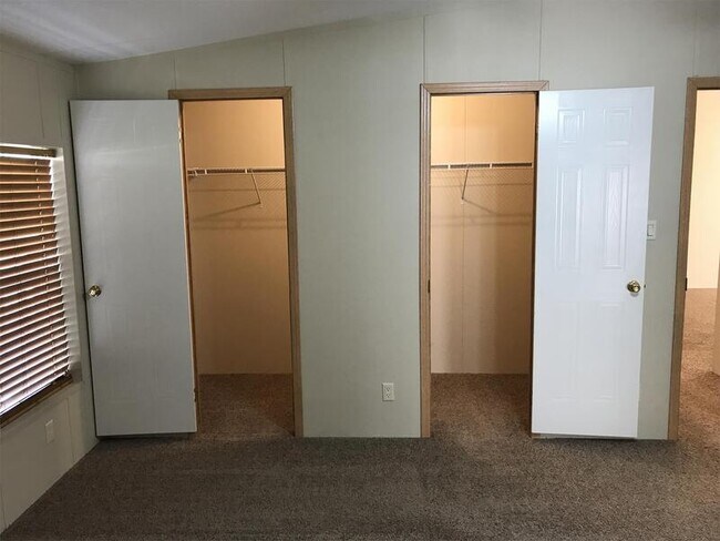 Foto del edificio - 2500 Redwood Cir