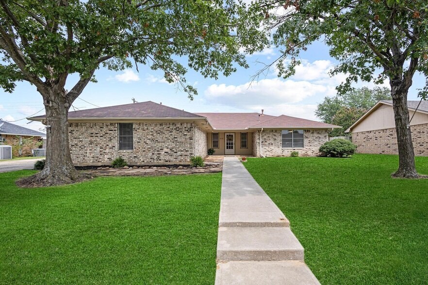 Foto principal - 216 Red River Dr