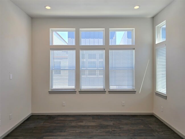 Building Photo - 611 Emile St