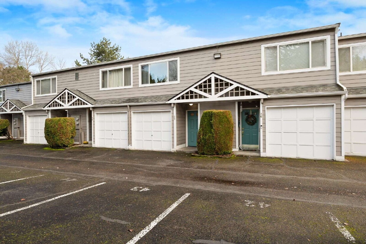 Foto principal - "Charming Auburn Townhouse: Cozy 2-Bed, 1.5-Bath Gem with 1025 Sq. Ft. of Modern Living!"