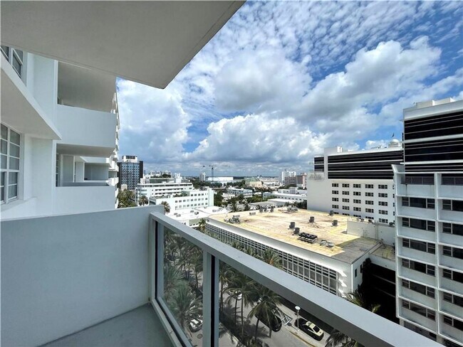 Foto del edificio - Live where Lincoln Road meets the Ocean in a full service resort-style condominium in South Beach!