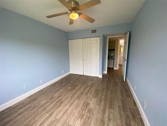 Foto del edificio - 10725 Cleary Blvd