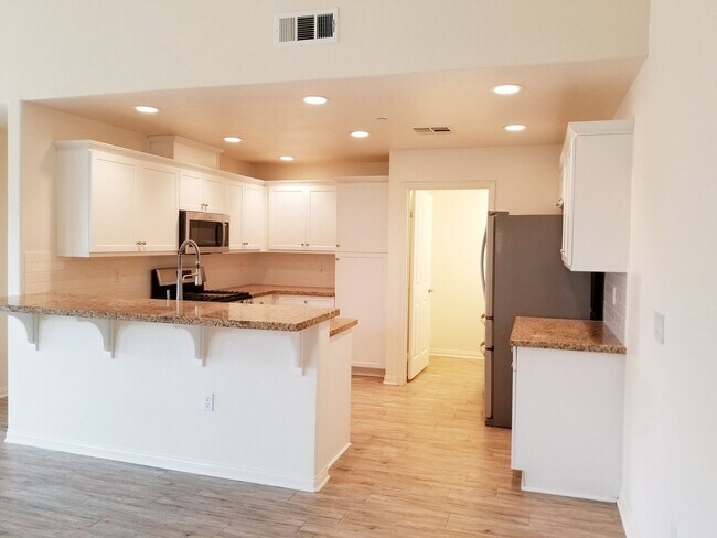 Building Photo - Spacious Condo 3 bedrooms, 2 bathrooms Bui...