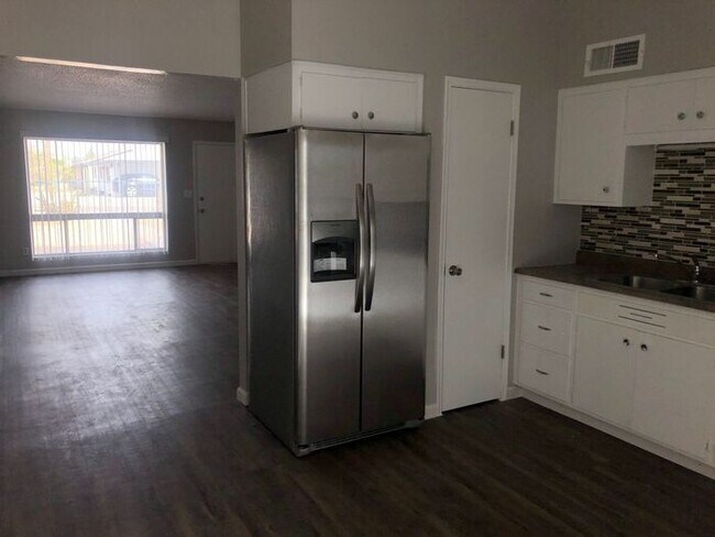 Foto del edificio - 7015 E Wilshire Dr