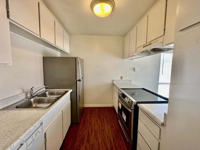 Foto del edificio - Spacious Upstairs 2 bedroom in Allied Gardens!