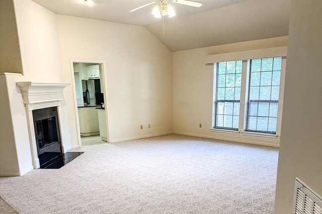 Building Photo - 617 Green Hills Dr