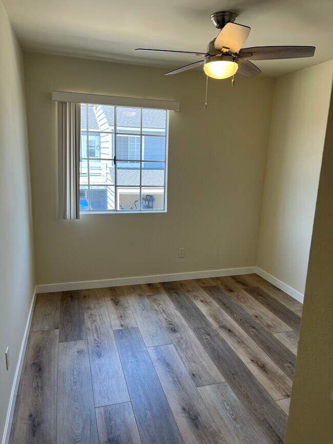 Dormitorio 2 - 550 W Lambert Rd