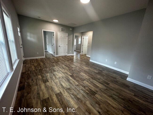 Building Photo - 2 br, 1 bath House - 861 W 12th St