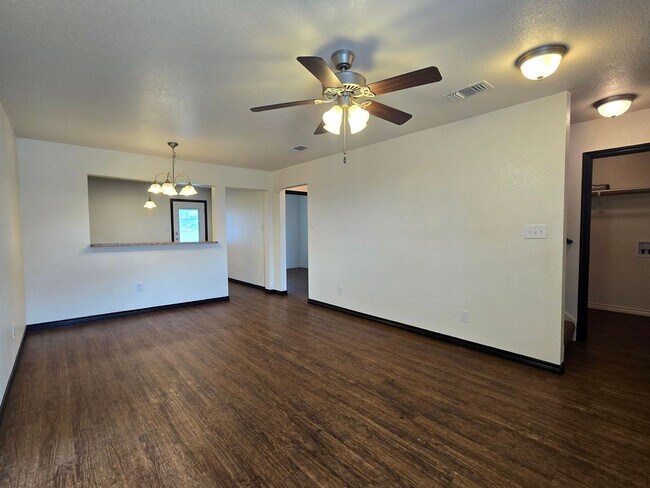 Foto del edificio - RENT REDUCTION & SPECIAL - AVAILABLE NOW!