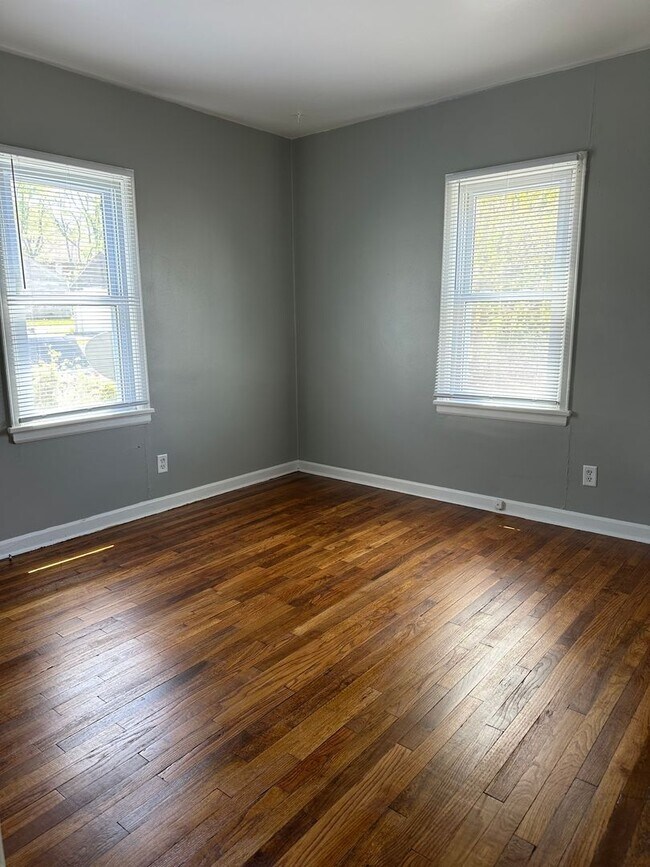 Building Photo - Updated 2 Bedroom, 1 Bath House- 611 W. 8th