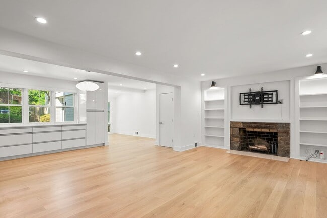 Building Photo - 3 Bed 3.5 Bath - North Cleveland Park Dutc...
