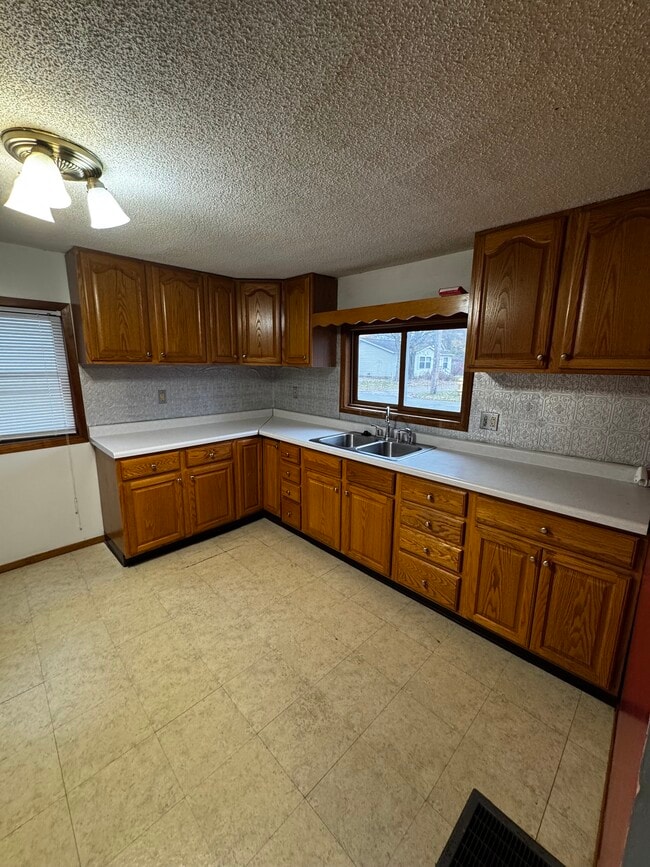 Building Photo - 935 Sheridan St