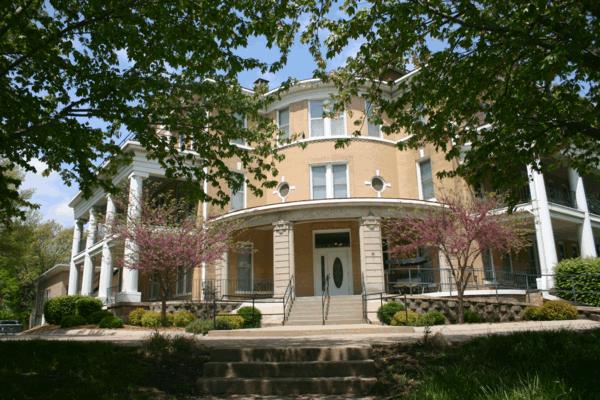 Primary Photo - Landmark Apartments