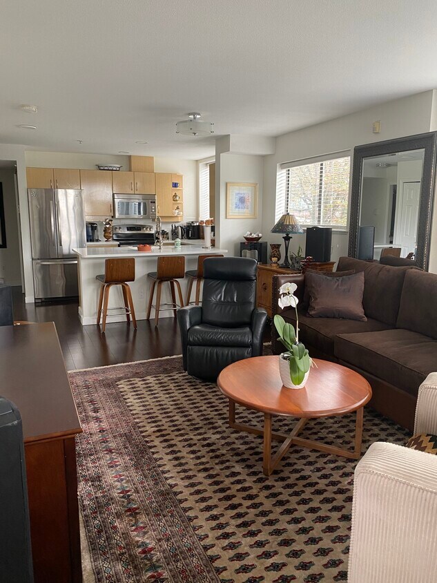 Primary Photo - 305 Lonsdale Av