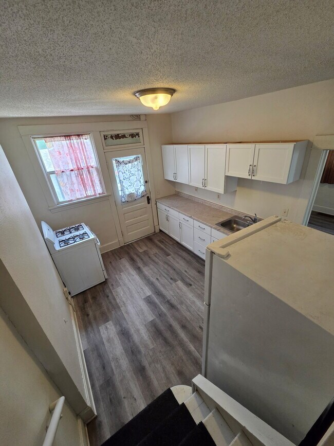 Ktichen - 317 E Spring St
