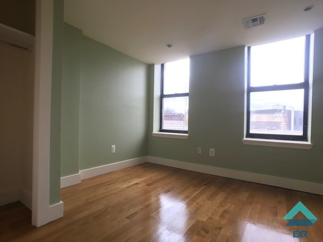 Building Photo - 921 Broadway