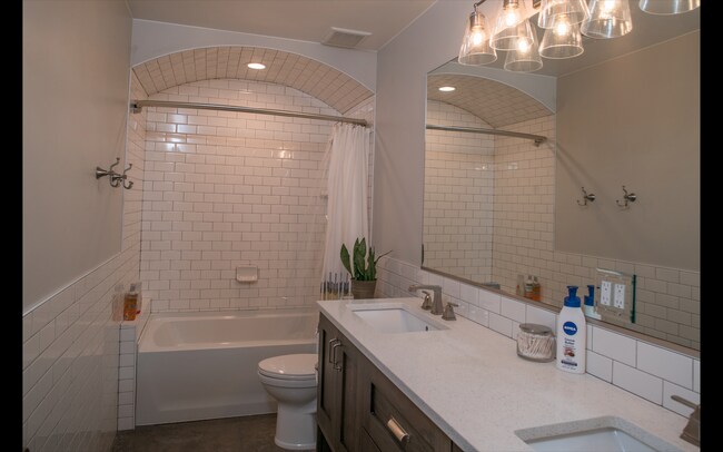 Foto del edificio - Furnished, very nice, 2 bedroom, 1 bath, 1200 sqft basement apt! Willing to do short-term lease.