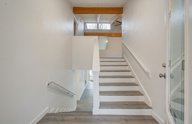 Foto del edificio - 417 Brook Hollow Dr