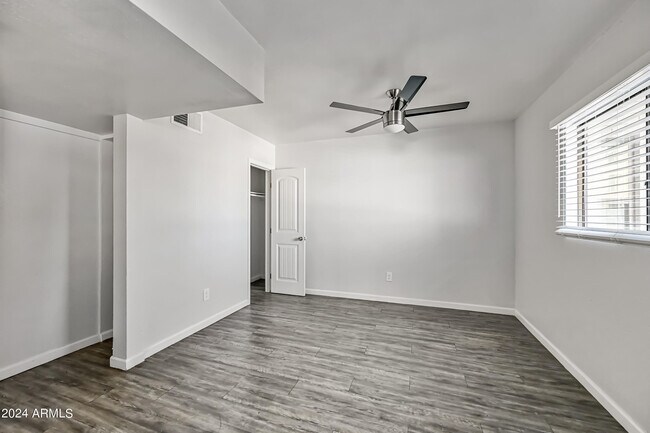 Foto del edificio - 1744 W Glendale Ave