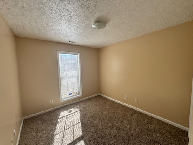 Foto del edificio - 135 Ridgefield Dr