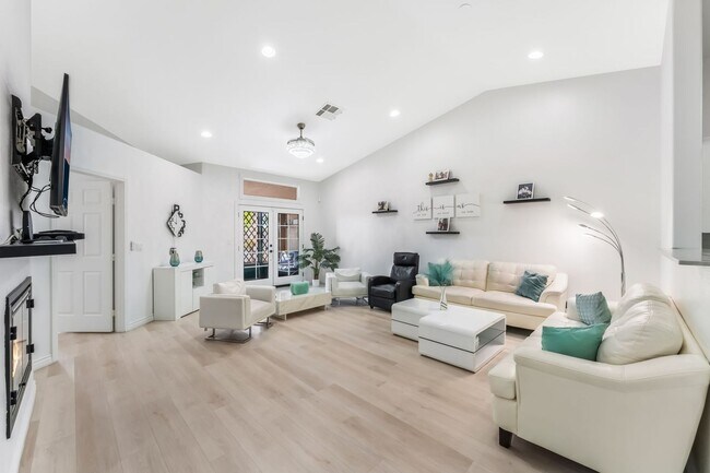 Foto del edificio - Charming Single-Story Townhome with Vaulted Ceilings in a Gated Northwest Community!